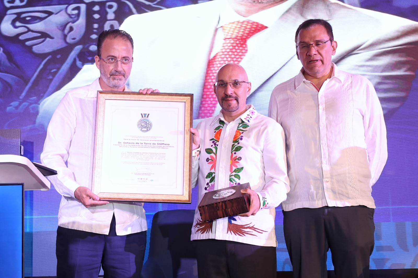 CAAAREM inaugura Medallas a la Excelencia y reconoce a tres referentes del comercio exterior mexicano.