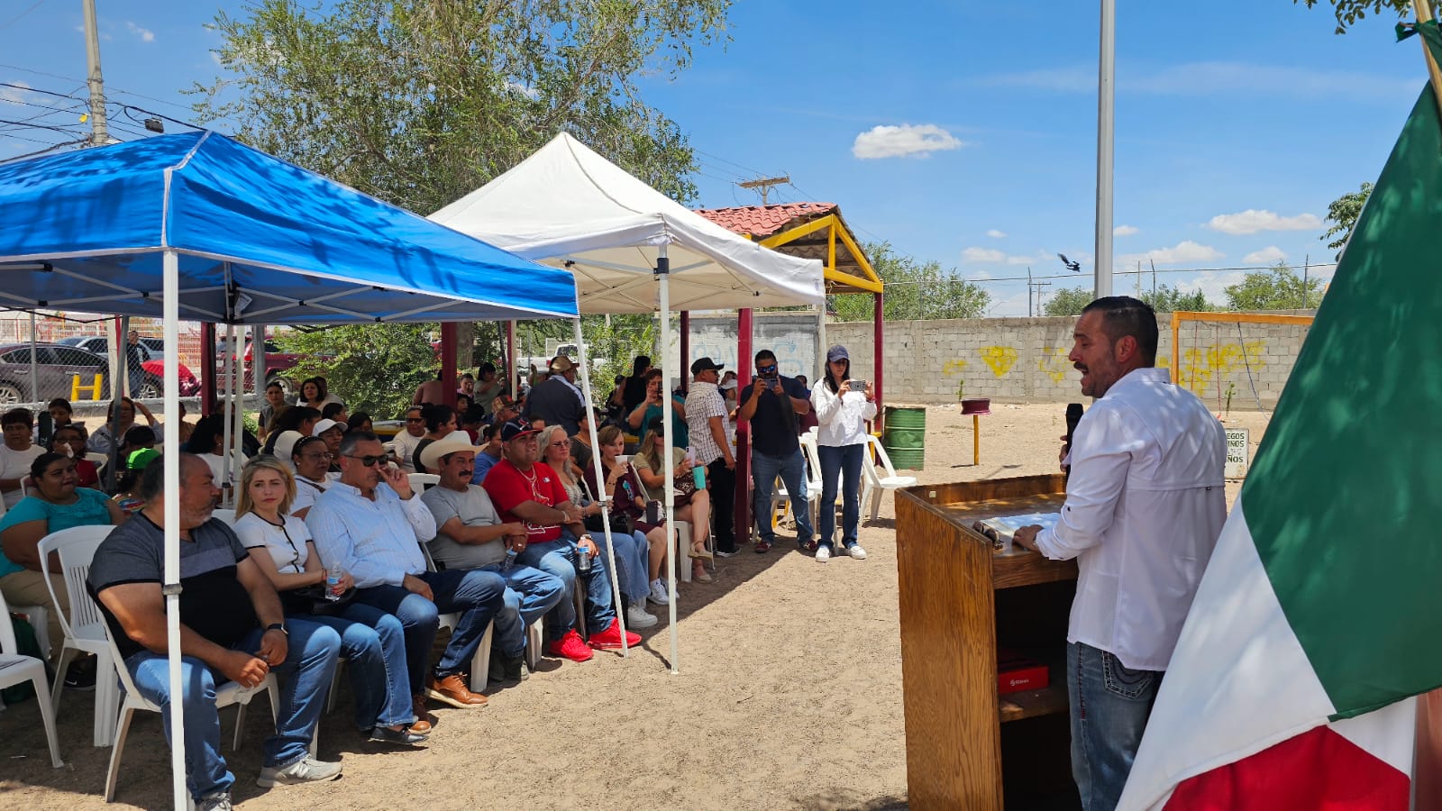 Víctor Valencia reúne a seguidores en el parque de la Castillo Peraza